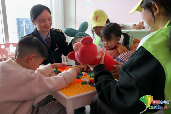 【新春走基层】“临时宝妈团”温情护航母婴出行路 图1