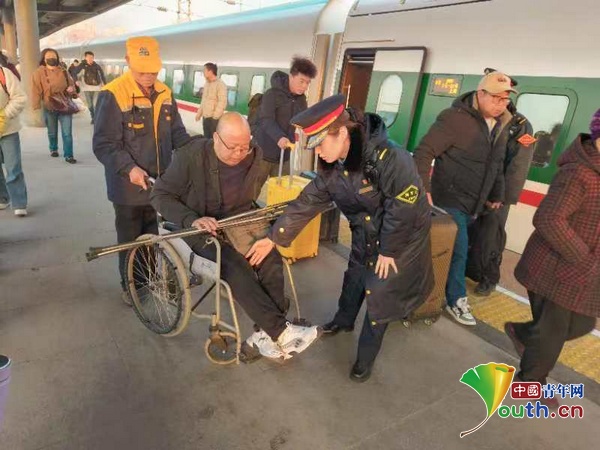 【新春走基层】“青”暖旅途_温情随行 图2