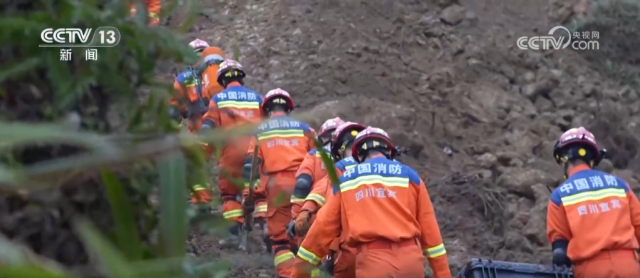 在救援一线，这抹“橙色”身影向险而行 图3