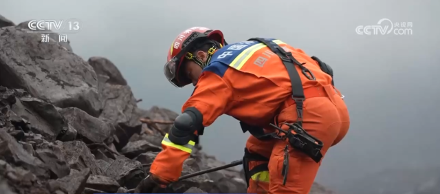在救援一线，这抹“橙色”身影向险而行 图4