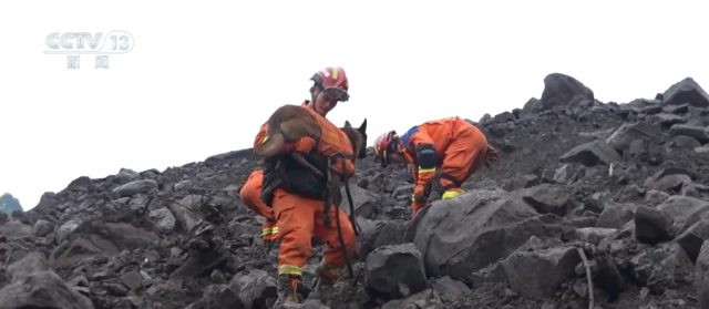 在救援一线，这抹“橙色”身影向险而行 图8