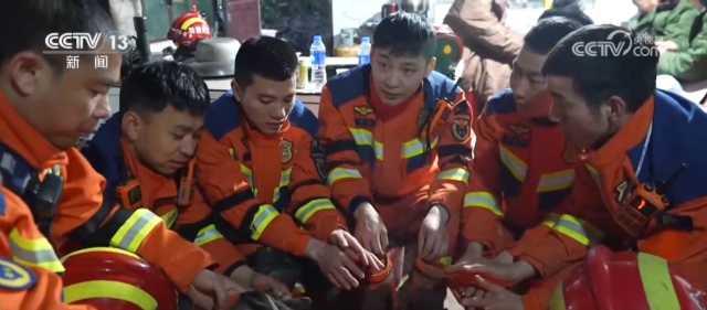 在救援一线，这抹“橙色”身影向险而行 图9