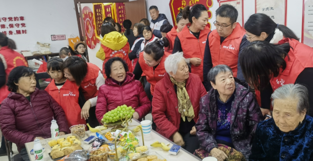 新春走基层_“帘”动你我_温暖守护 图2