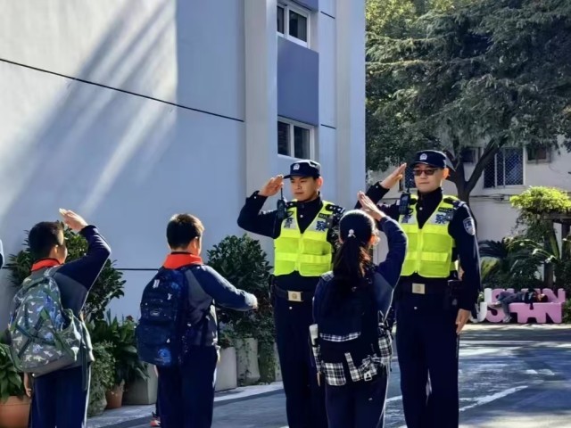 新学期护校安园_上海警方为校园安全筑牢防线 图1