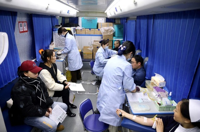 医者热血_温暖四方——常德市第一人民医院医务人员挽袖献血 图1