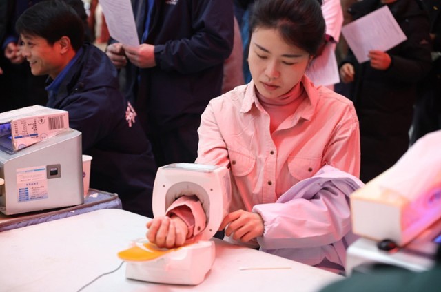 医者热血_温暖四方——常德市第一人民医院医务人员挽袖献血 图2