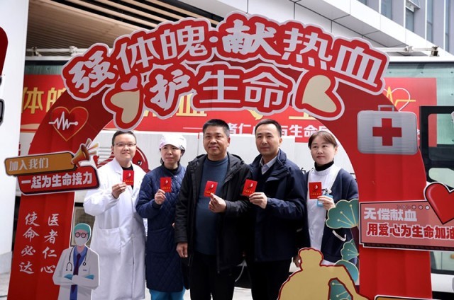 医者热血_温暖四方——常德市第一人民医院医务人员挽袖献血 图3