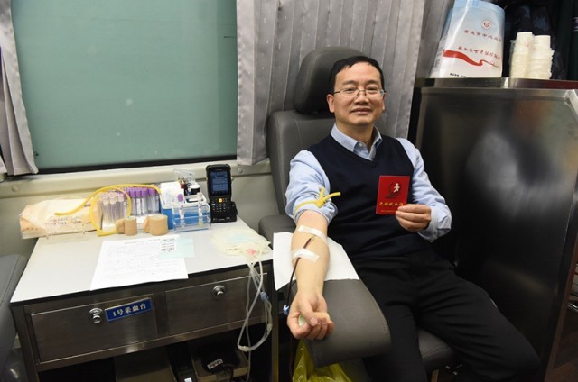 医者热血_温暖四方——常德市第一人民医院医务人员挽袖献血 图4