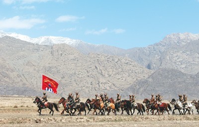老虎台乡民兵骑兵连在祖国西北边陲筑起一道雄关——60年，马背上守护天山 图1