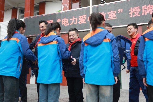 爱心教室点亮校园希望，公益行动守护学子梦想 图2