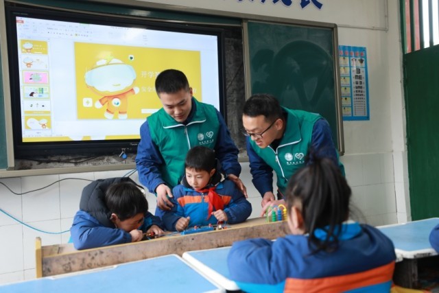 爱心教室点亮校园希望，公益行动守护学子梦想 图3
