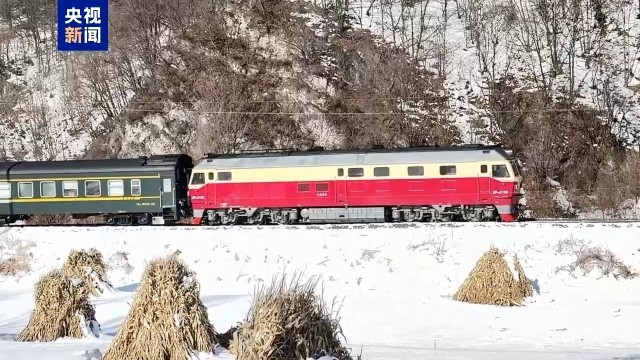 等一等_暖人心！绿皮小火车一分钟等待背小孩的老奶奶 图1