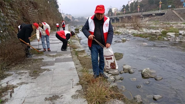 广元青川：志愿者齐行动_共筑乔庄河生态屏障 图1
