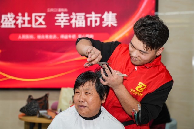 山东乐陵：“雷锋市集”暖心开市 图1