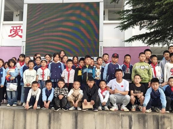 一名体育支教大学生的愿望：从山里来，到山里去 图1