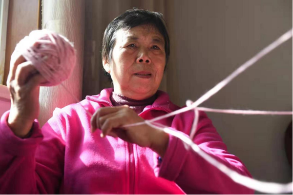 南通“毛衣奶奶”九年织就350件毛衣温暖童心 图2