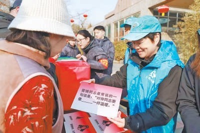 饲养员走到台前_义务讲解动物故事 图1