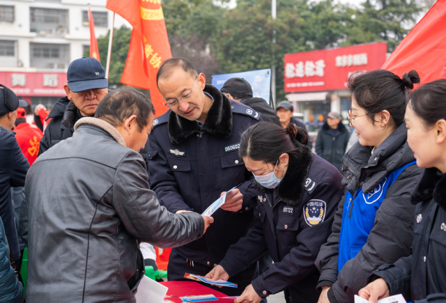 临泉：“雷锋”身影遍城乡 图1