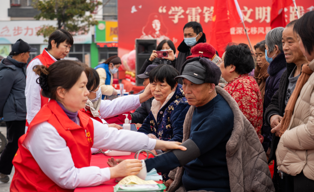 临泉：“雷锋”身影遍城乡 图2