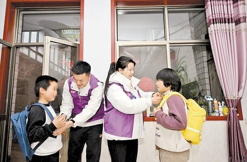 “爱心爸妈”：一场跨越血缘的“家”行动 图1