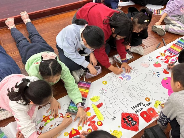 00后教师搭配10后学生_首都师范大学青年“艺术＋”予爱童行 图1