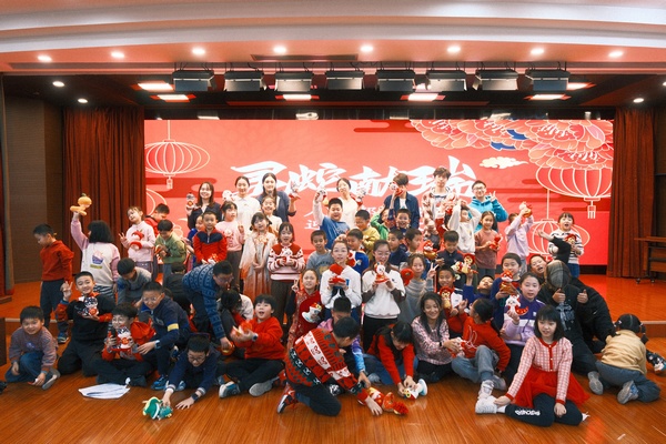 00后教师搭配10后学生_首都师范大学青年“艺术＋”予爱童行 图2