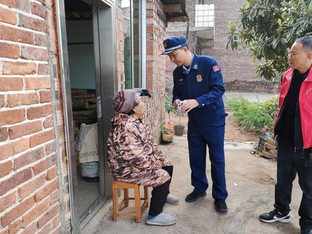 湖南株洲消防：神农湖畔的温情守护_为老人居住安全点亮芯安灯 图1