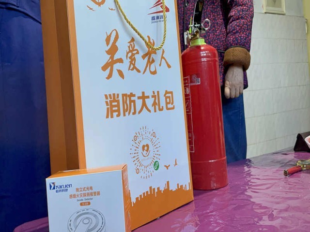 湖南株洲消防：神农湖畔的温情守护_为老人居住安全点亮芯安灯 图2