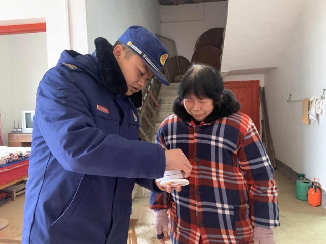 湖南株洲消防：神农湖畔的温情守护_为老人居住安全点亮芯安灯 图3