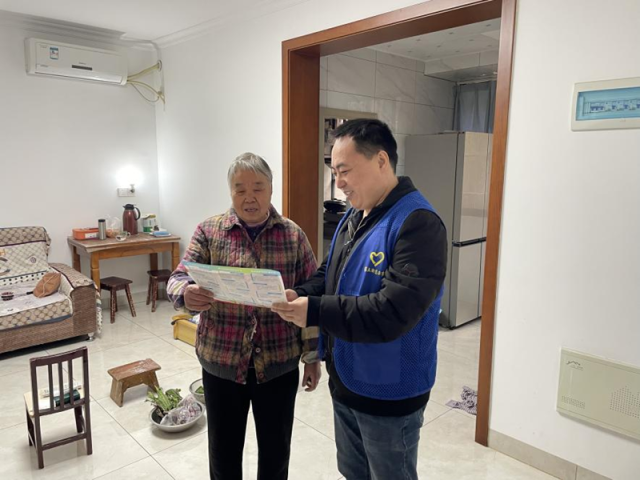 湖南株洲消防：神农湖畔的温情守护_为老人居住安全点亮芯安灯 图4