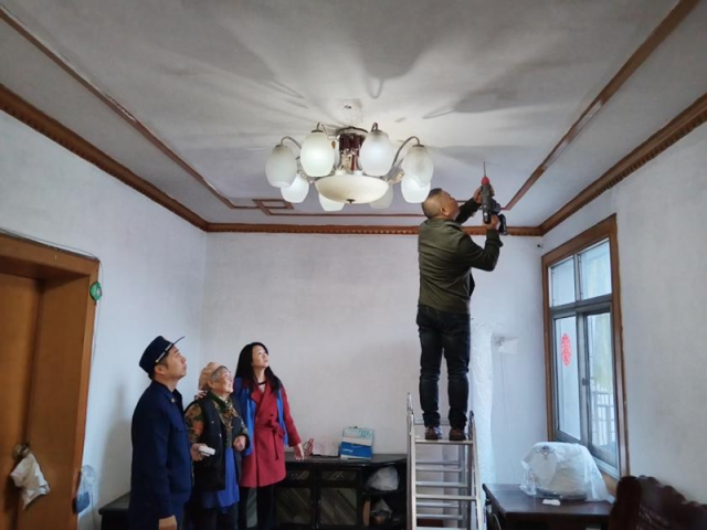 湖南株洲消防：神农湖畔的温情守护_为老人居住安全点亮芯安灯 图5