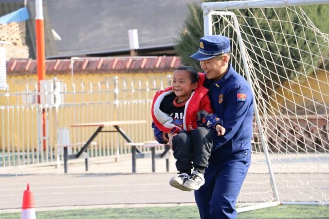 消防员进村小：播撒防火知识，点燃少年英雄梦 图4