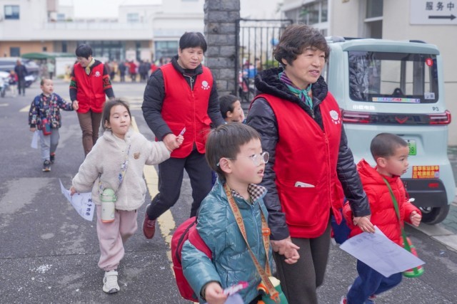 家门口的幸福_“共享奶奶”开启社区的“共享亲情” 图1