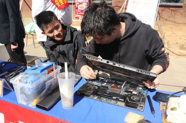 北京化工大学千人共绘雷锋月“温暖画卷” 图2