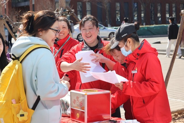 北京化工大学千人共绘雷锋月“温暖画卷” 图3