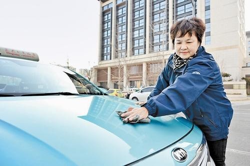 热心“的姐”何岐兰 图1