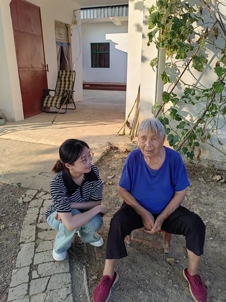 100多所高校700余名大学生走近乡村失能老人 图1