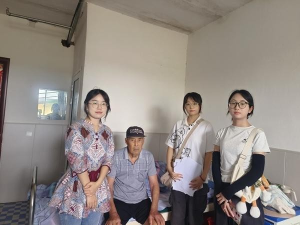 100多所高校700余名大学生走近乡村失能老人 图2