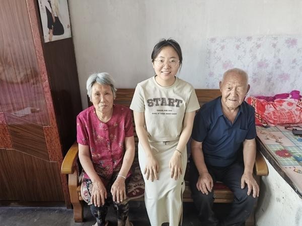 100多所高校700余名大学生走近乡村失能老人 图3