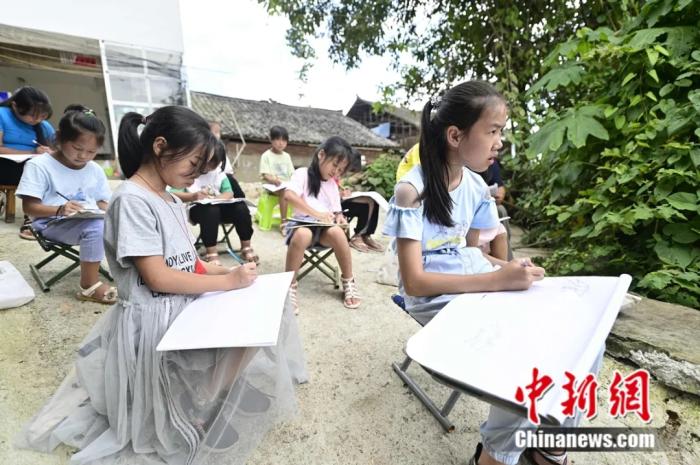 从繁华都市走进大山教画画,他说山里娃的眼里有光