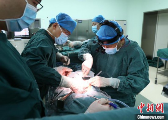 医生在为器官受捐者做移植手术.中国科大附一院供图
