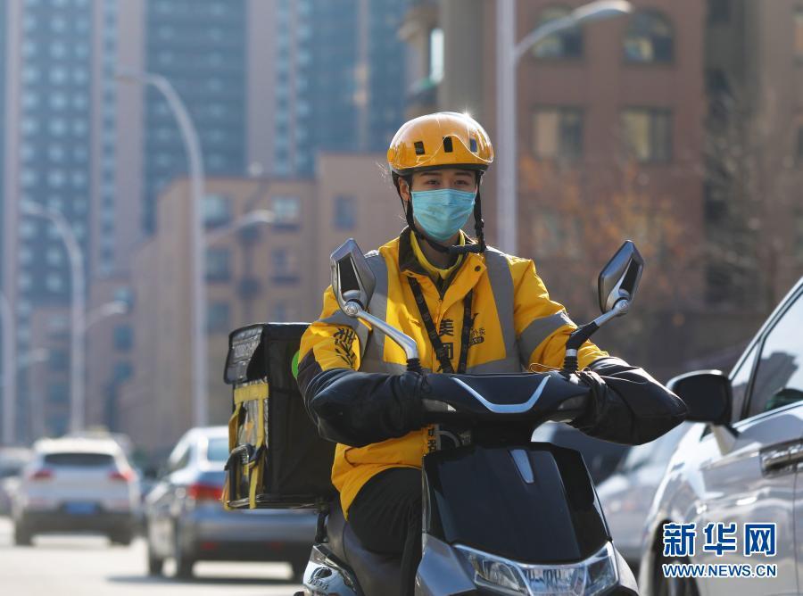 2月10日 ,美团专送骑手小月月在送餐.新华社记者 杨青摄