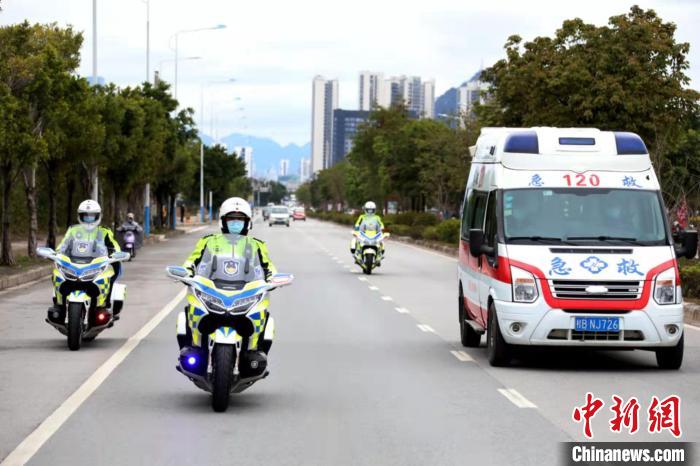 柳州交警出动警用摩托为救护车开道. 柳州交警供图
