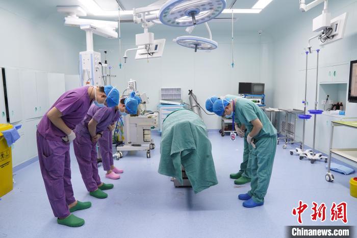 医护人员向遗体器官捐献者深深鞠躬. 单满钧 摄