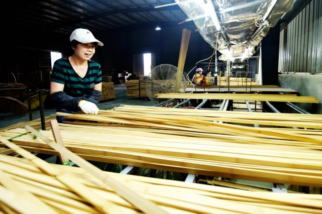 一家竹制品厂工人在加工产品吴志贵摄