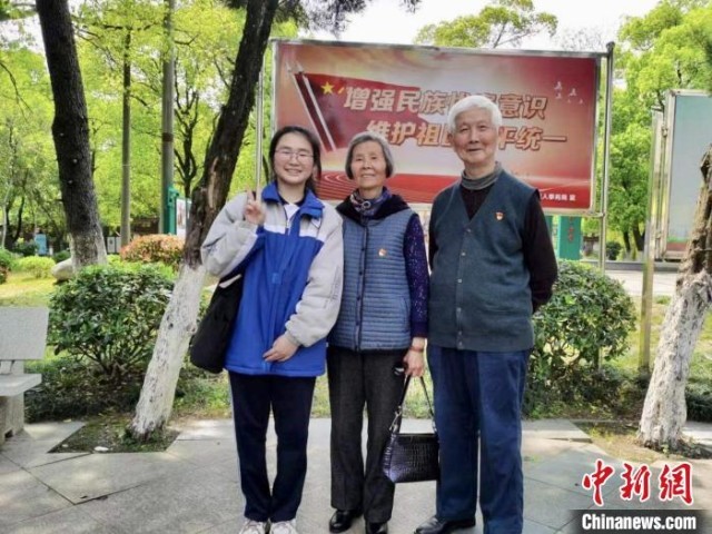 江西退休老教师组织成立“爱心助学基金”助85名学子圆梦