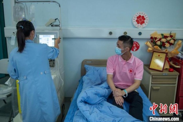 医护人员启动设备准备造血干细胞采集，一旁病床上的王浩臻显得有些紧张。　刘忠俊 摄