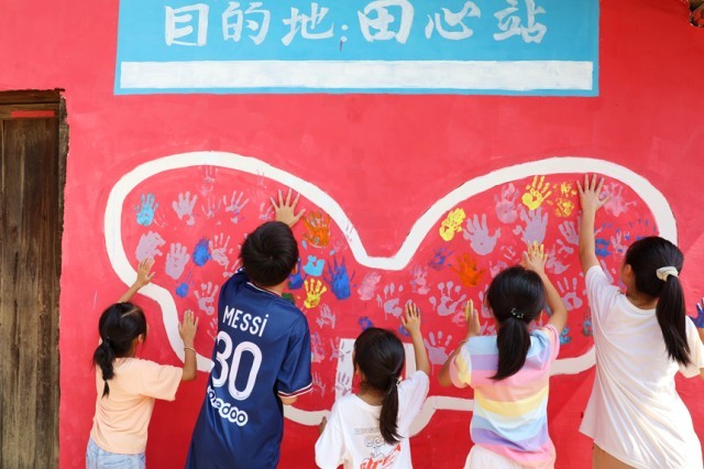 7��26�գ����ϸ������������Ĵ壬���������ڻ��ƺõ�ǽ���ϰ��ϲ�ɫ����ӡ�����캣��