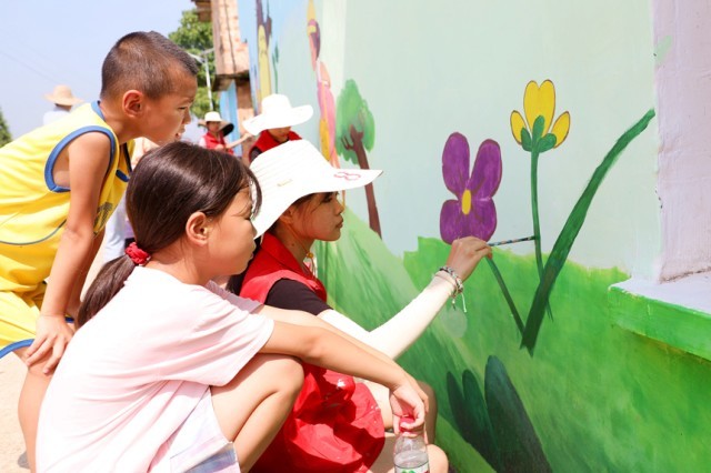 ��ѧ��־Ը���ڴ���ǽ��滭�����캣��