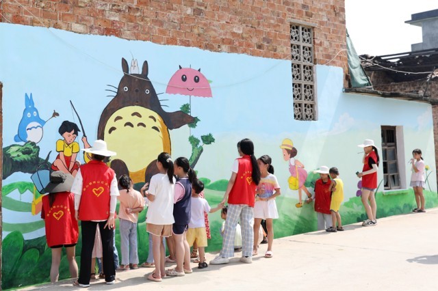 ��ѧ��־Ը���ڴ���ǽ��滭�����캣��